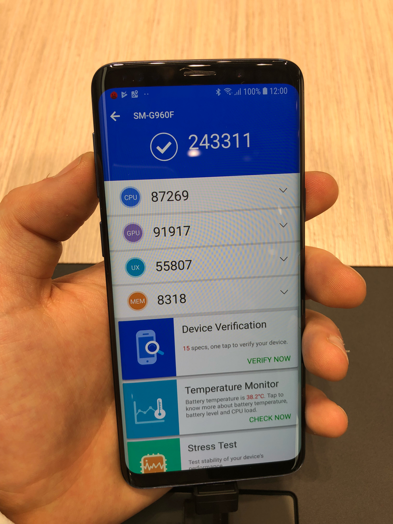 Illustration for article titled El Galaxy S9 vs el iPhone X en benchmarks: por poco, pero Samsung es el vencedor